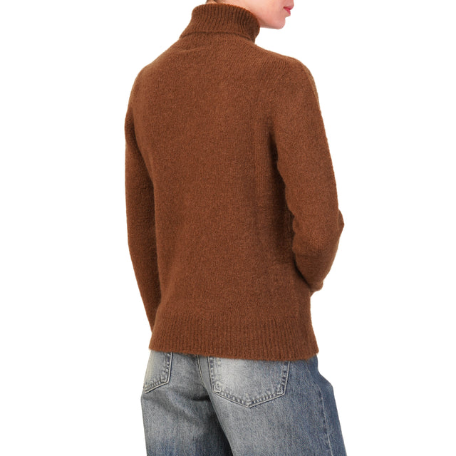 Tensione in-Maglia mohair elasticizzato collo alto - cioccolato