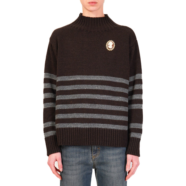 Motel-Striped sweater with sequins and brooch - dark brown/grey