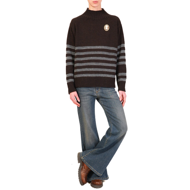 Motel-Striped sweater with sequins and brooch - dark brown/grey