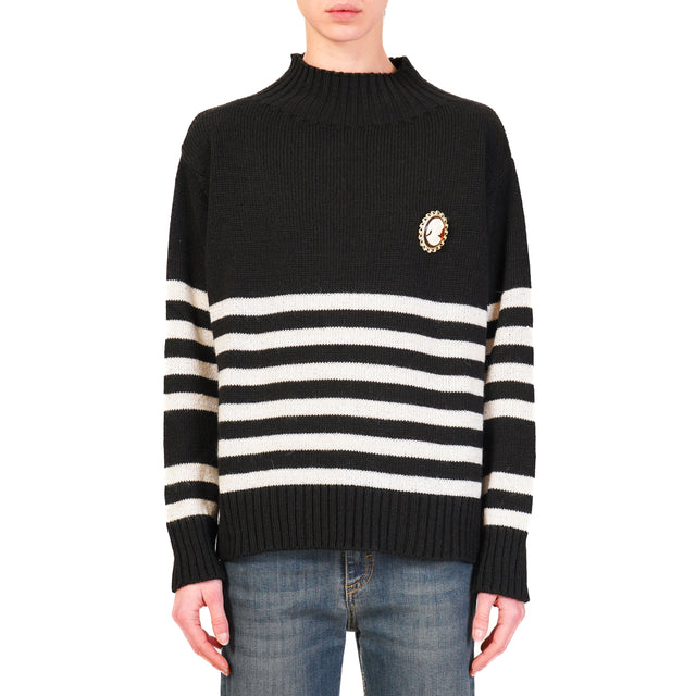 Motel-Striped sweater with sequins and pin - black/ecru