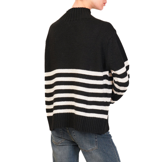 Motel-Striped sweater with sequins and pin - black/ecru