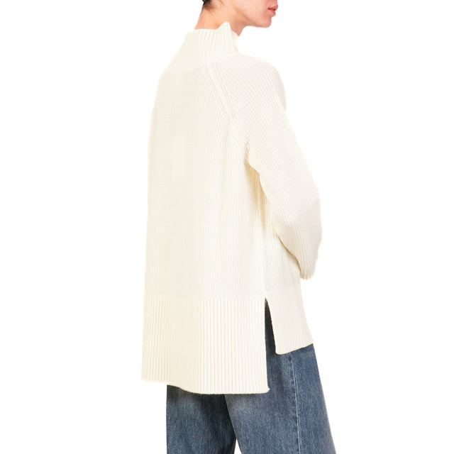 Kontatto-Ribbed sweater with side slits - milk