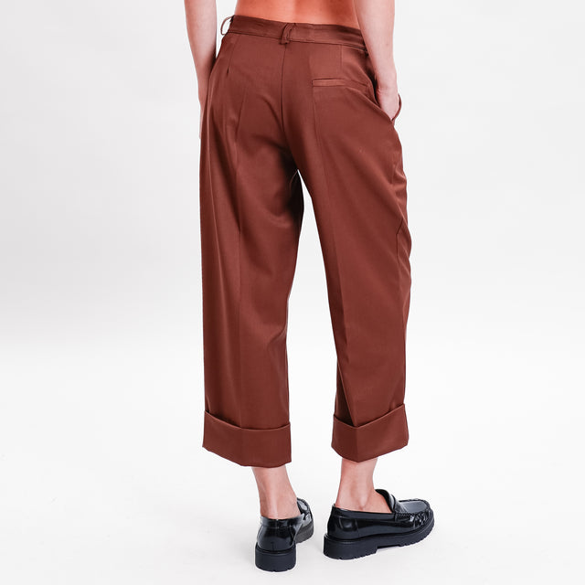 Dixie-Pantalone crop con pinces e risvolto - tabacco