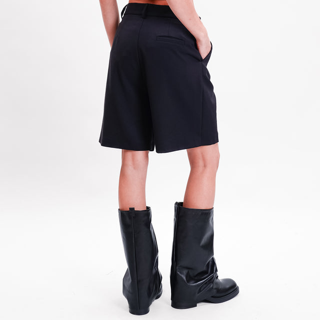 Souvenir Bermuda shorts with pleats - black