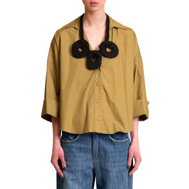 Souvenir-Camicia in cotone con collana - oliva