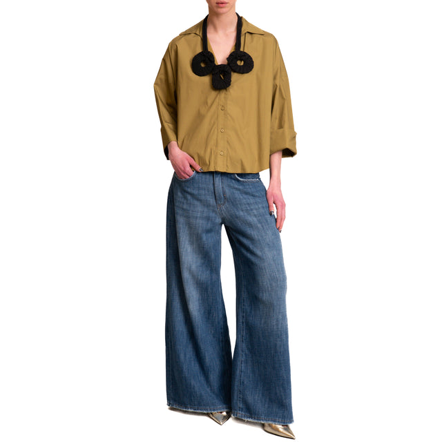 Souvenir-Camicia in cotone con collana - oliva