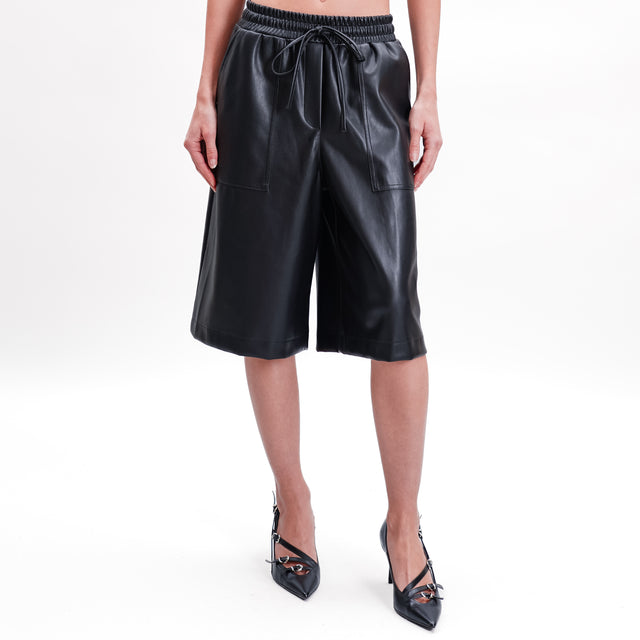 Tension in-Bermuda faux leather elastic waist - black