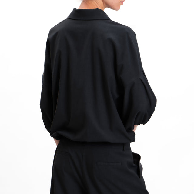 Tensione in-Blusa scollo polo dettaglio spilla - nero