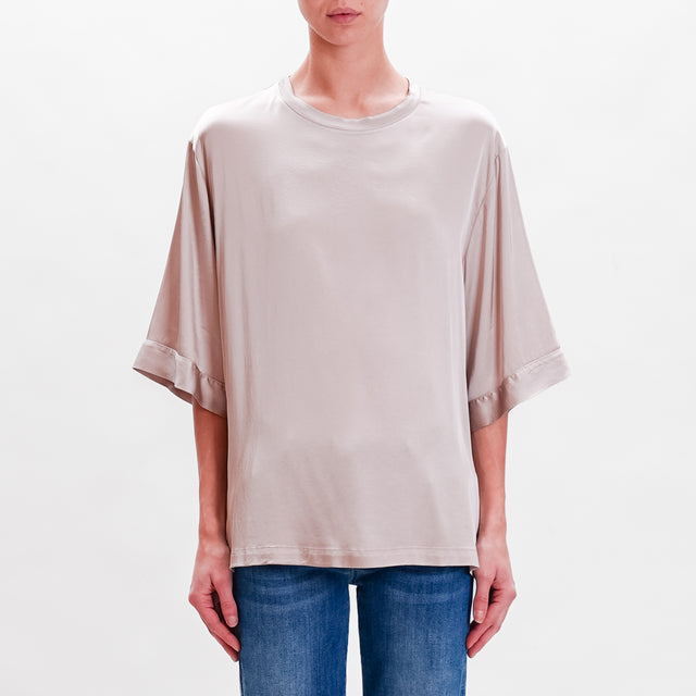 Tensione in-Blusa over in satin elasticizzato - sand