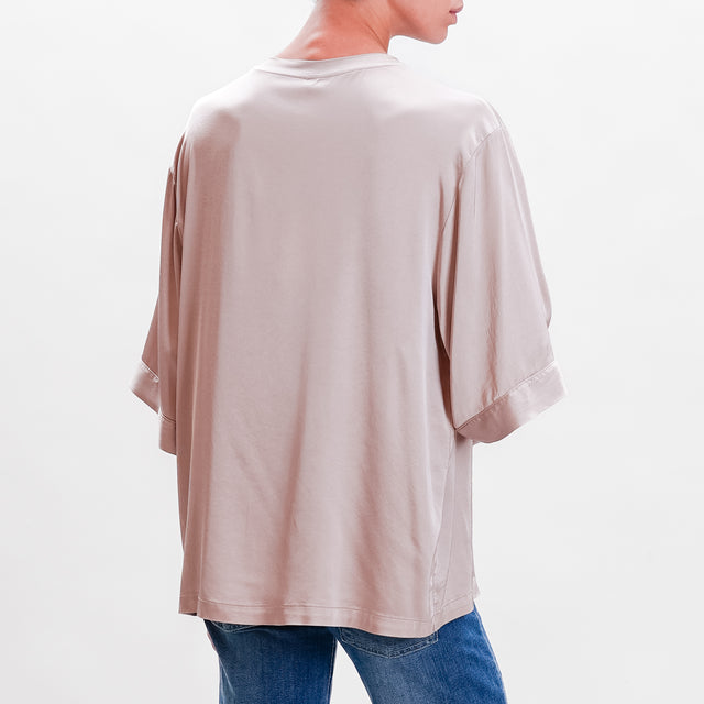 Tensione in-Blusa over in satin elasticizzato - sand