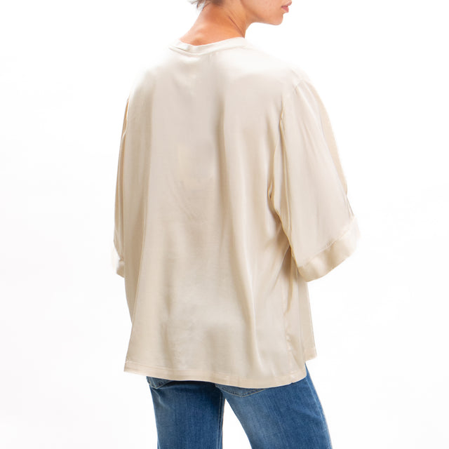 Tensione in-Blusa over in satin elasticizzato - beige