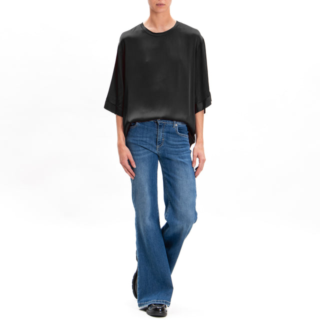 Tensione in-Blusa over in satin elasticizzato - nero