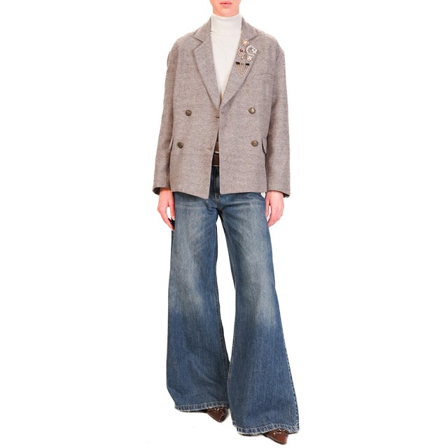 Tensione in-Giacca tweed doppiopetto crop con spille - latte/cuoio