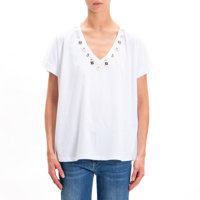 Tensione in-T-shirt scollo a v con ciondoli - bianco