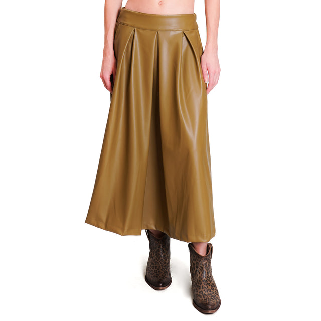 Tension in-Leatherette skirt with pleats - oil