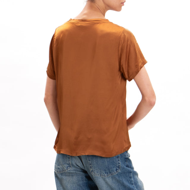 Tensione in-Blusa mezza manica in satin elasticizzato - coccio