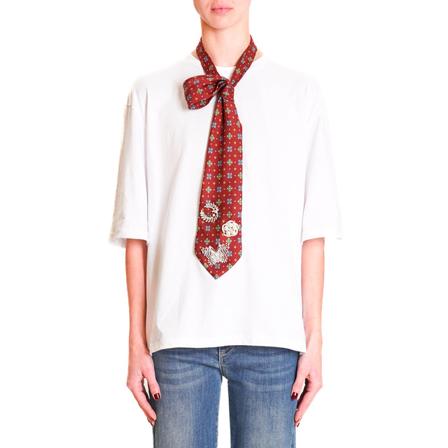 Tension in-T-shirt with tie pin detail - white/burgundy/military