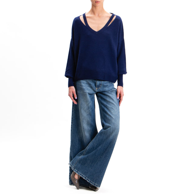 Tension in-V-neck wool sweater with cut out 100% wool SOFT - blue