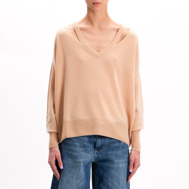 Tension in-V-neck wool sweater with cut out 100% wool SOFT - beige