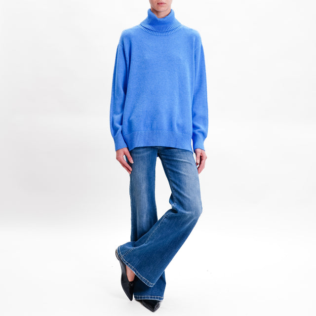 Zeroassoluto-Oversized high neck box sweater with side slits - light blue