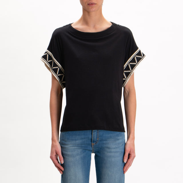 Souvenir-T-shirt spacchi laterali con ricami - nero/burro