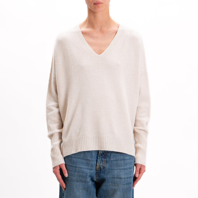 Kontatto-V-neck sweater with side slits - ivory