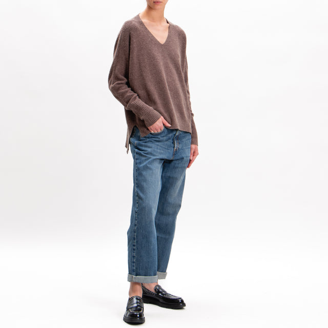 Kontatto-V-neck sweater with side slits - coffee